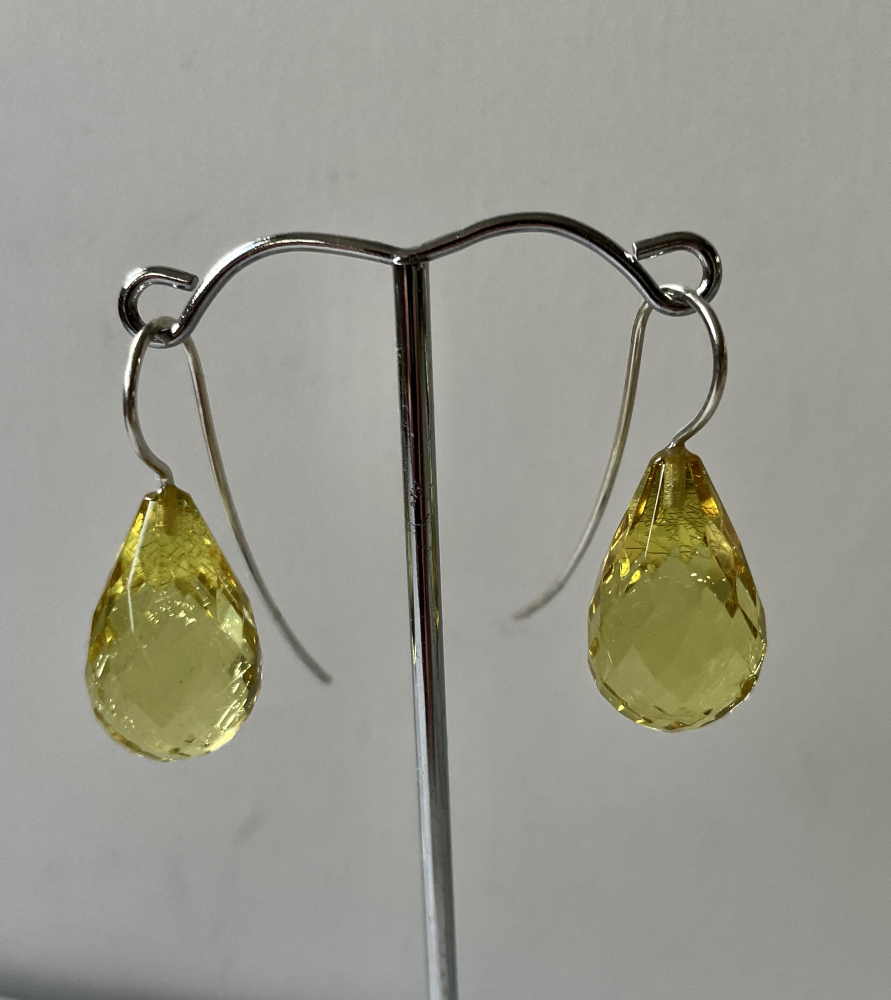 Grüne Bernstein Ohrhänger 22 x 13 mm facettiert